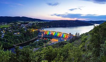 Edersee en stuwdam in de zonsondergang (panorama)
