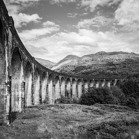 Die Brücke aus Harry Potter, Glenfinnan Viaduct, Lochaber, schwarz-weiß, Fotodruck von Manja Herrebrugh - Outdoor by Manja
