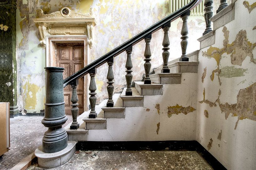 Treppe in einem alten Schloss, Lost Place von Jacqueline Ansorg