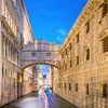 Seufzerbrücke zur Blauen Stunde, Venedig, Italien von Aloke Design