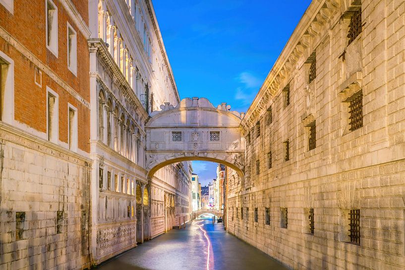 Seufzerbrücke zur Blauen Stunde, Venedig, Italien von Aloke Design