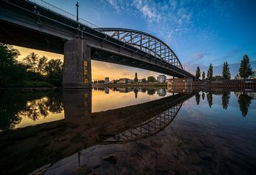 Sonnenuntergang an der John Frost Rheinbrücke in Arnheim von Dave Zuuring