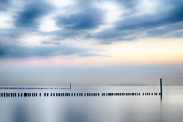 Ruhiges Meer in Zeeland von Mark Bolijn