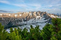 Voorjaarsuitzicht vanaf de Entschenkopf naar de noordzijde van de Nebelhorn en de Großer Daumen