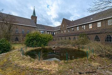 Vergeten Schoonheid: Het Stille Aanzicht van een Verlaten Klooster van Het Onbekende