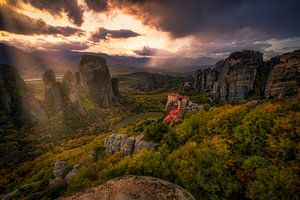 Un coucher de soleil orageux dans la région de Meterora, Kalabaka, Grèce sur Konstantinos Lagos