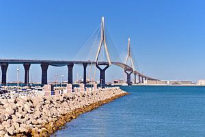 Pont à haubans moderne Puente de la Pepa dans la baie de Cadix