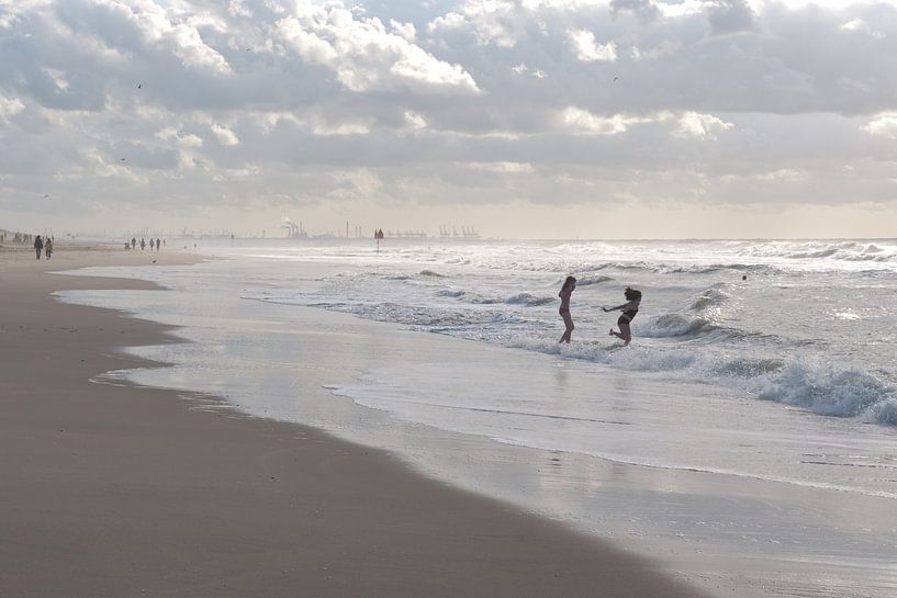 Zwei Mädchen rennen in Scheveningen ins Meer von Remke Spijkers