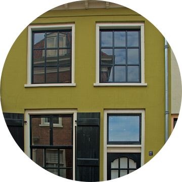 Het gele huis in de hanzestad Doesburg. van Jurjen Jan Snikkenburg