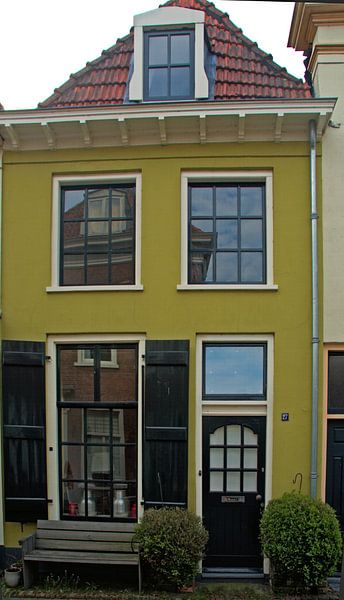 Het gele huis in de hanzestad Doesburg. van Jurjen Jan Snikkenburg