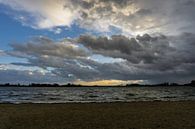 Stormwolken boven de Zoetermeerse Plas tijdens zonsondergang van Ricardo Bouman thumbnail