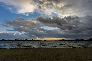 Sturmwolken über dem Zoetermeer See während des Sonnenuntergangs