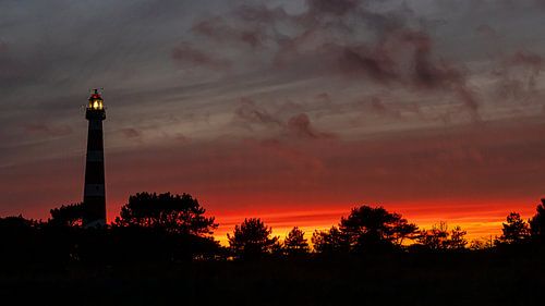 Zonsondergaan bij de vuurtoren van Ameland.