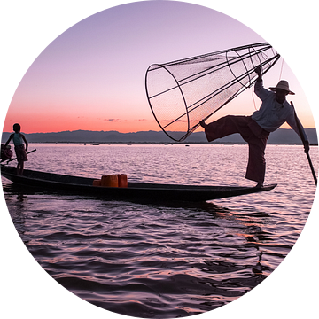 Silhouet van een visser op het Inle Lake in Myanmar van Eye on You