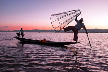 Silhouet van een visser op het Inle Lake in Myanmar van Eye on You