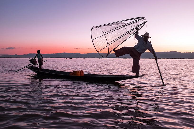 Silhouette eines Fischers am Inle-See in Myanmar von Eye on You