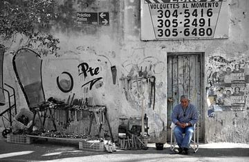 Straatbeeld La Boca, Buenos Aires van Martin Van der Pluym