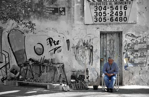 Straatbeeld La Boca, Buenos Aires van Martin Van der Pluym