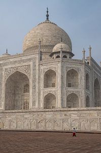 Vrouw bij de Taj Mahal. van Floyd Angenent