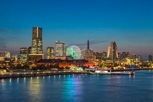 Yokohama Skyline after Sunset von Tom Uhlenberg