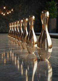 Goldene Bowlingkegel, die in einer Reihe auf einer spiegelnden Marmoroberfläche angeordnet sind von Morgan