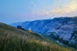 Ergens op een berg | Avontuurlijk landschap | Blauw goud van Atelier Tijdloos