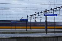 Intercity entre dans la gare centrale d'Amsterdam