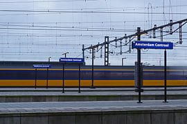 Intercity fährt in den Amsterdamer Hauptbahnhof ein von Robert Stremming