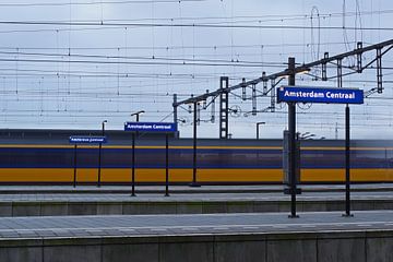 Intercity rijdt station Amsterdam Centraal binnen van Robert Stremming