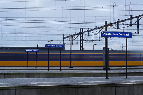 Intercity fährt in den Amsterdamer Hauptbahnhof ein