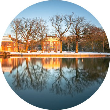 Het gemeentehuis Goudestein in Maarssen bedekt met sneeuw