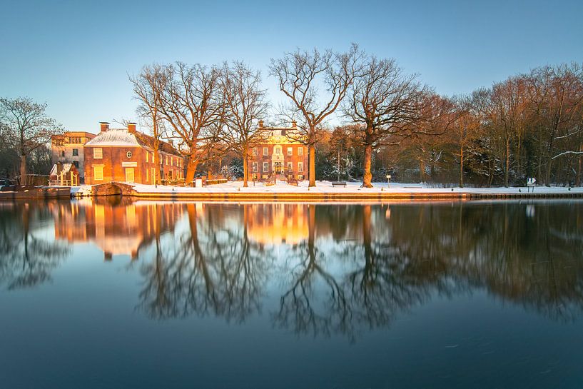 Het gemeentehuis Goudestein in Maarssen bedekt met sneeuw van Michel Geluk