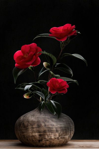 Stilleven met grote rode bloemen van de Camellia in vaas van Klaartje Majoor