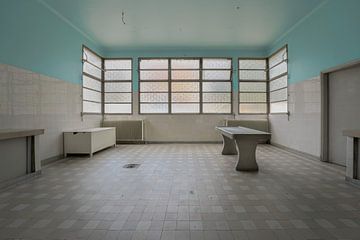 kamer in verlaten mortuarium van Ivana Luijten