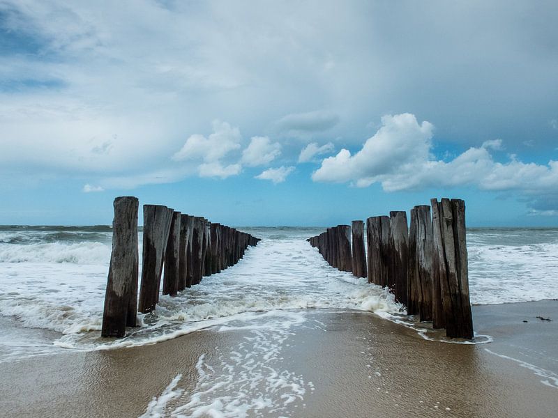 Golfbrekers op het strand by Marco Nedermeijer