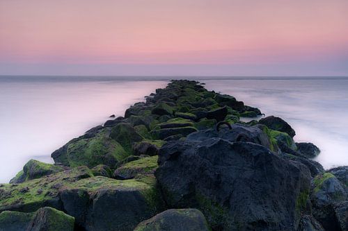 Strekdam bij zonsondergang.