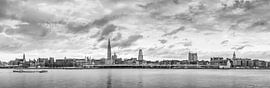 Antwerpen  Scheldekaaien Skyline , monochroom panorama. van Maarten Visser
