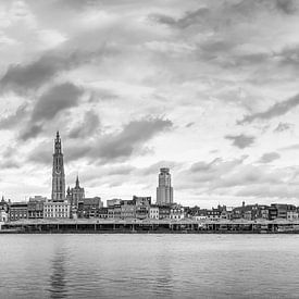 Antwerpen  Scheldekaaien Skyline , monochroom panorama. van Maarten Visser