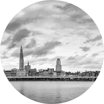 Antwerpen  Scheldekaaien Skyline , monochroom panorama. van Maarten Visser