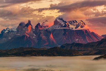 Le massif de Torres del Paine à l'aube sur Dieter Meyrl