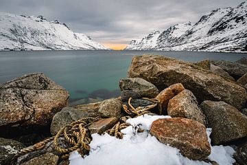 Seil auf Felsbrocken in norwegischem Fjord