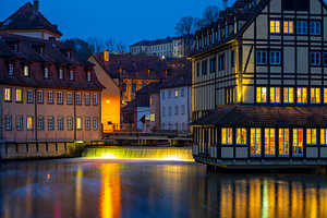 Alte Fachwerkhäuser mit Regnitz von Bamberg in Bayern Franken beleuchtet in der Nacht