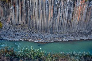 Colonnes de basalte colorées en orange par de l'oxyde de fer, Studlagil Canyon, Egilsstadir, Austurland, Iceland