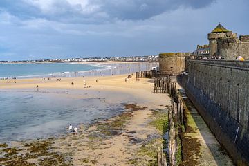 Stadsmuur en strand van Saint Malo, Bretagne, van Peter Schickert