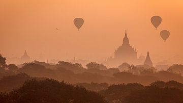 Luchtballonnen boven Bagan in Myanmar van Roland Brack
