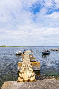 Steg und Fischerboote an der Ostseeküste auf der Insel Öland i