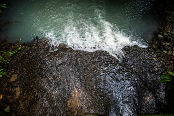 Costa Rica, Meer auf Felsen