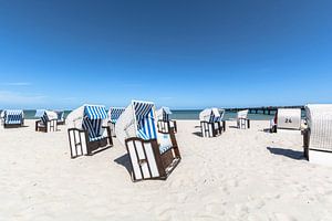 weiß-braune Strandkörbe am Strand in Prerow