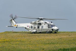 Ein NH-90-Hubschrauber steht auf der Piste des Marineflughafens De Kooy in Den Helder zum Abflug ber