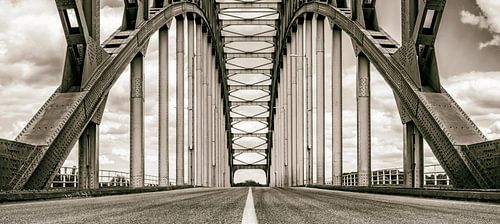 Oude IJsselbrug over de IJssel tussen Zwolle en Hattem in zwart wit